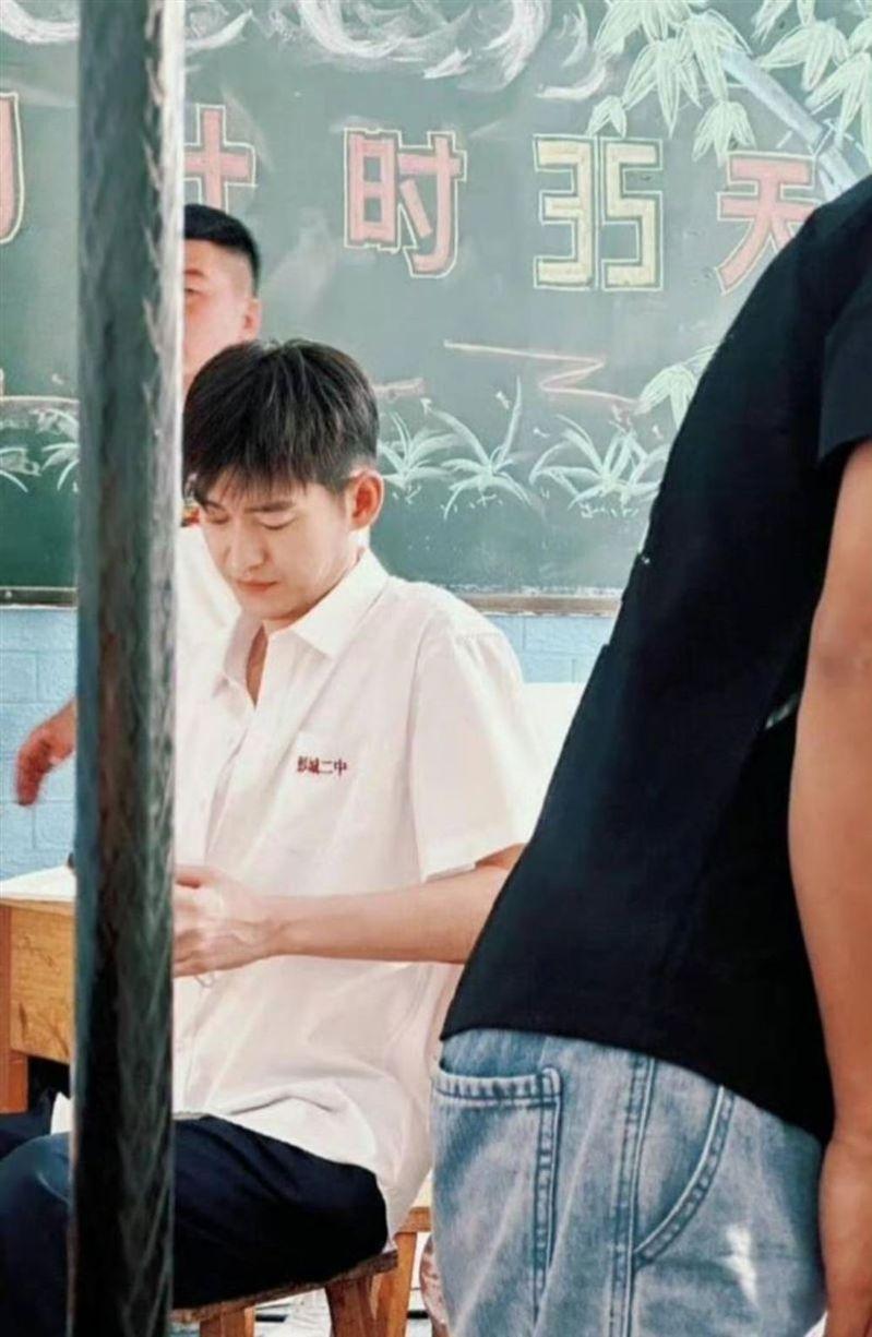 张翰降龄演高中的画面被酸爆。（取材自微博）