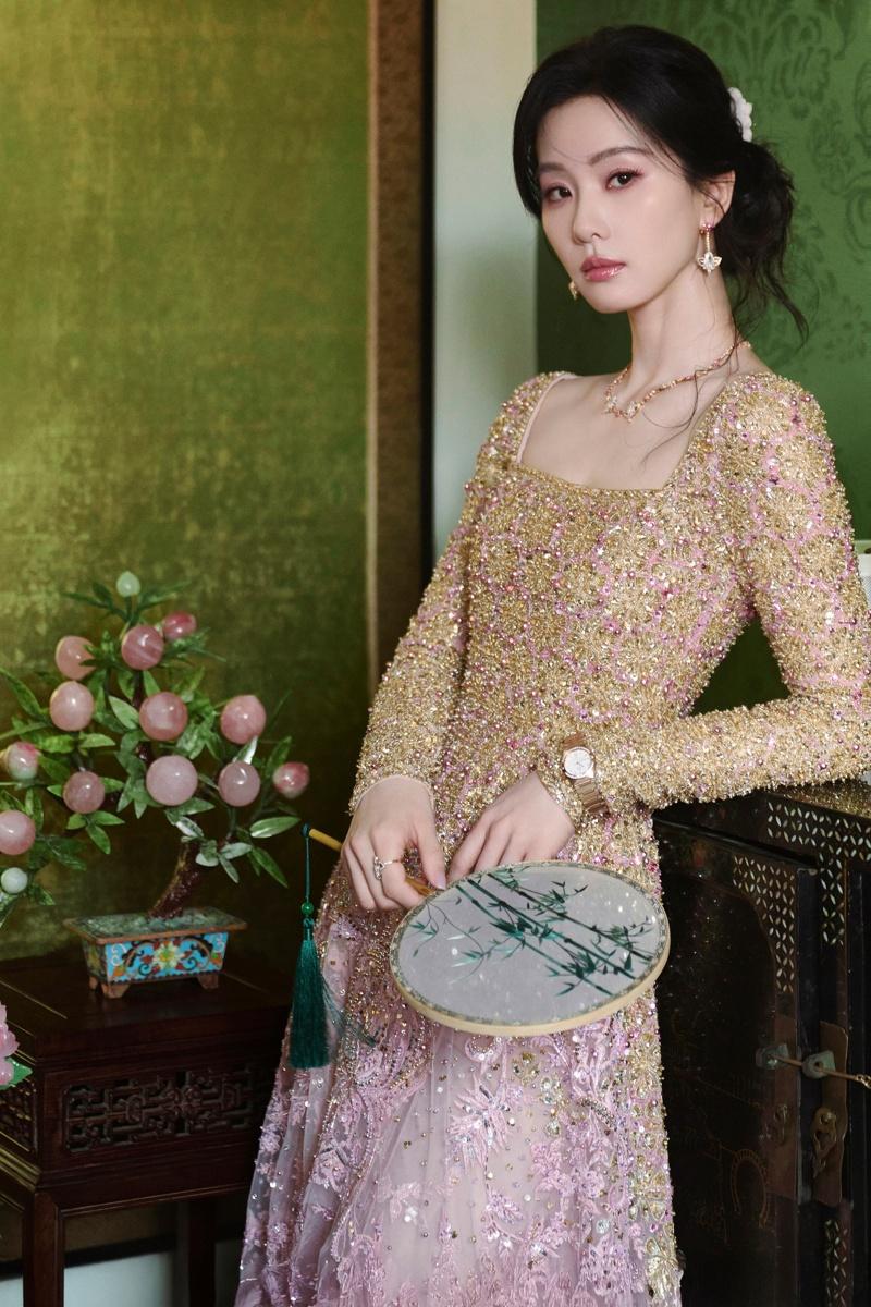 刘诗诗身穿一袭Georges Hobeika 2025春夏高级订制礼服,以粉色渐层薄纱为基底,结合水钻装饰点缀。(取材自微博)