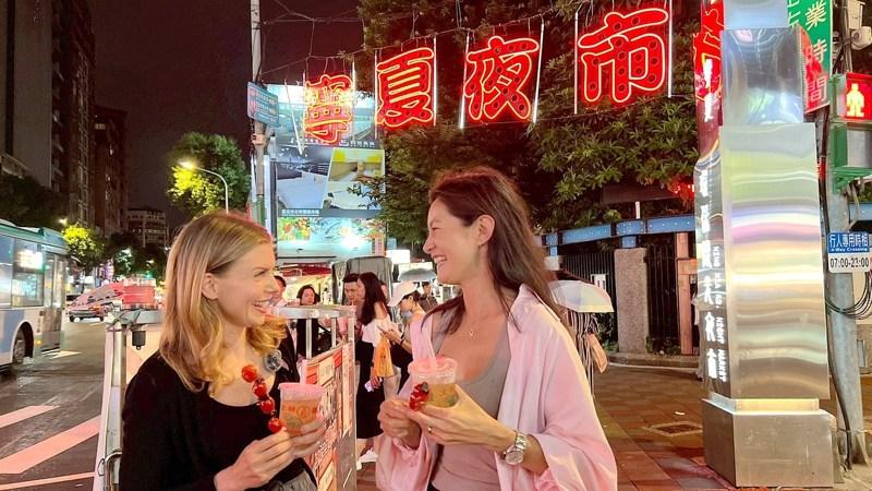 「看不见的国家」导演葛静文和Janet开心逛宁夏夜市。图/海鹏提供