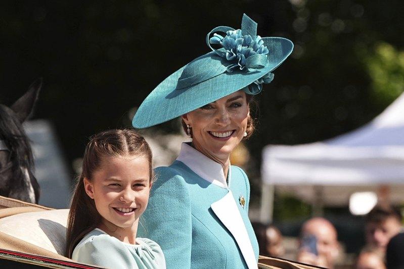 英国凯特王妃与夏绿蒂公主穿同色系母女装现身英国君主官方生日庆典,让人眼睛一亮。(美联社)