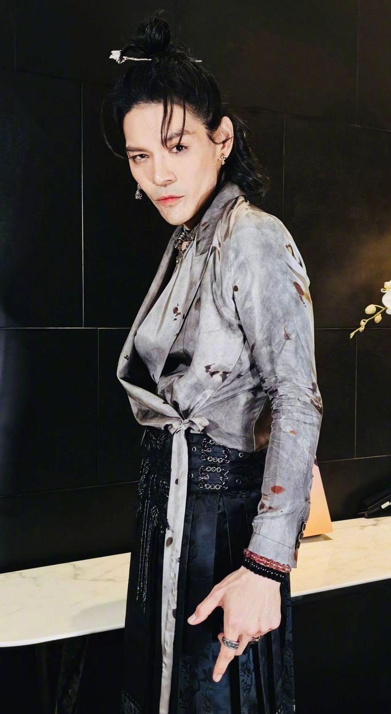 向佐尝试女装造型一度引发网友议论。(取材自微博)