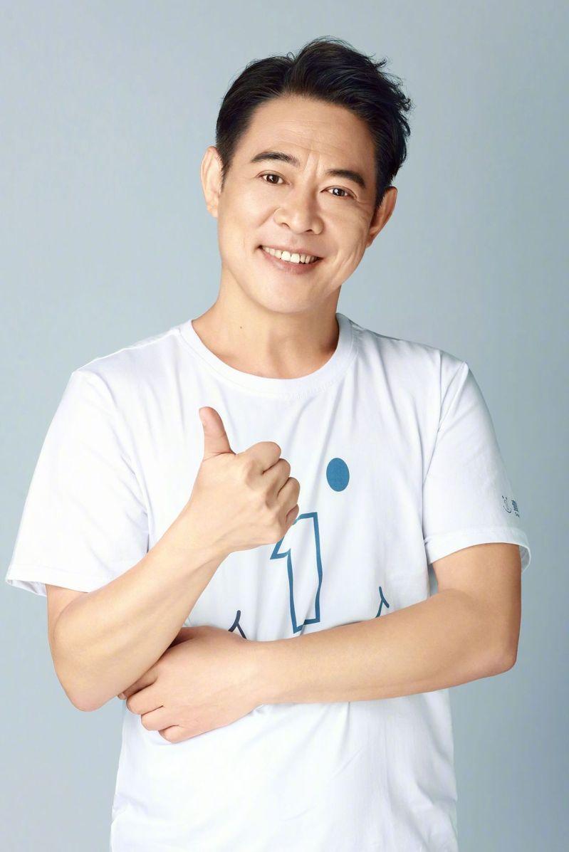 向佐尝试女装造型一度引发网友议论。(取材自微博)