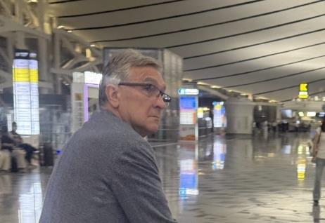 确定被解雇的71岁国足主帅伊万科维奇,被拍到独自乘坐凌晨的飞机离开中国。目击网民称伊万看来眼神落寞,身边只有一位女助手相伴。(取材自直播吧)