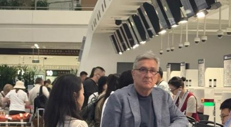 确定被解雇的71岁国足主帅伊万科维奇，被拍到独自乘坐凌晨的飞机离开中国。目击网民称伊万看来眼神落寞，身边只有一位女助手相伴。（取材自直播吧）