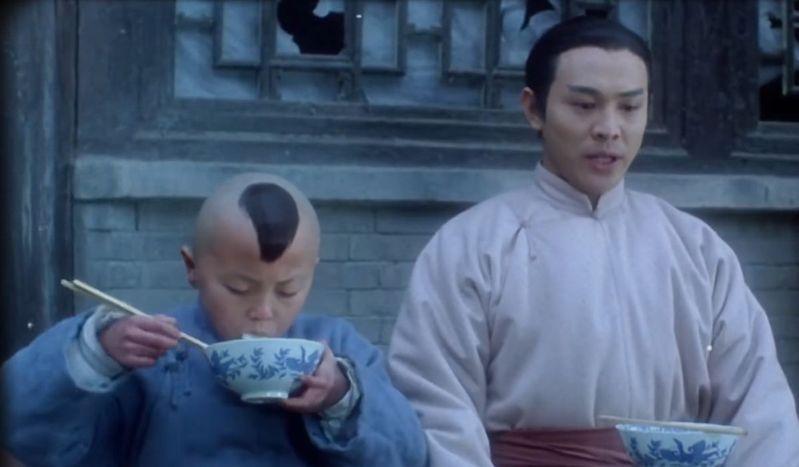 李连杰(右)和谢苗曾在「洪熙官之少林五祖」中演父子。(取材自微博)