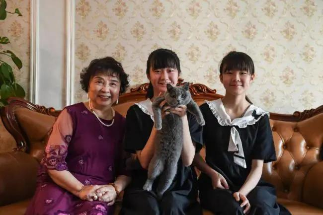 盛海琳（左）和双胞胎女儿。（视频截屏）