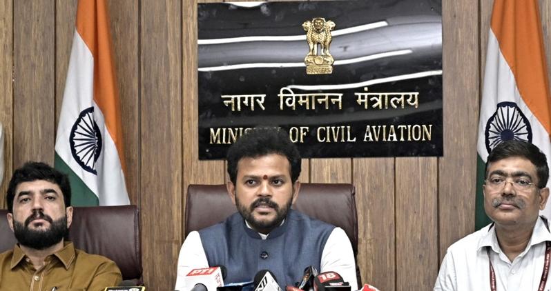 印度联邦民航部长金贾拉普(Ram Mohan Naidu Kinjarapu)14日召开记者会,说明找到第一个黑盒子。(新华社)
