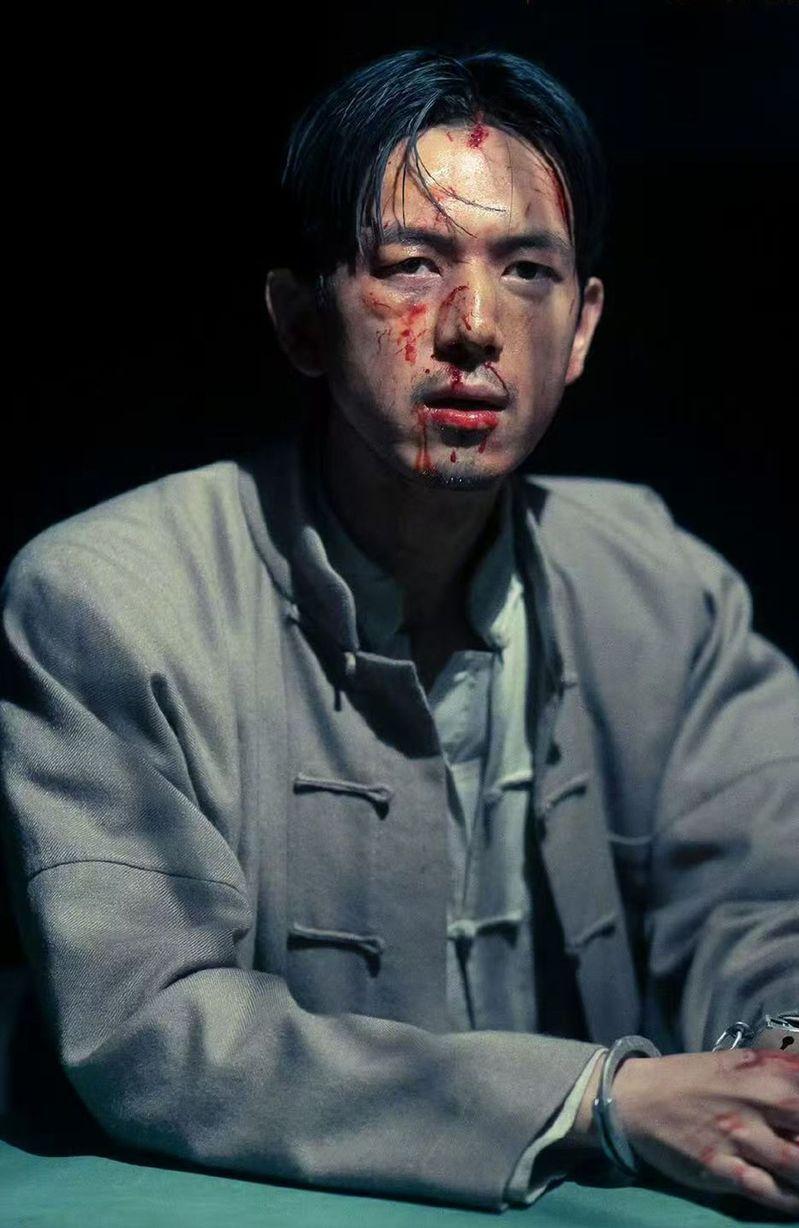 李现饰演的反派角色「张宝福」是个市井流氓。(取材自微博)
