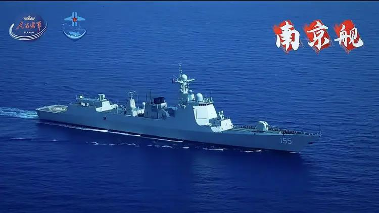 「苏超」后援团摇来了家乡舰。(取材自「人民海军」)