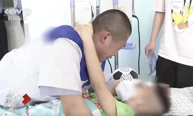 于海波与儿子于佳跃见最后一面。(取材自央视社会与法频道)