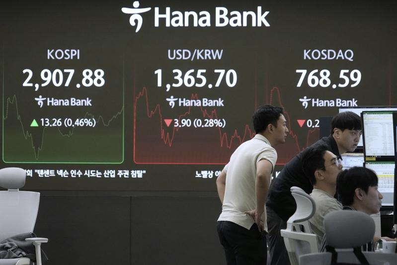 南韩外汇交易员关注市场动向。(美联社)