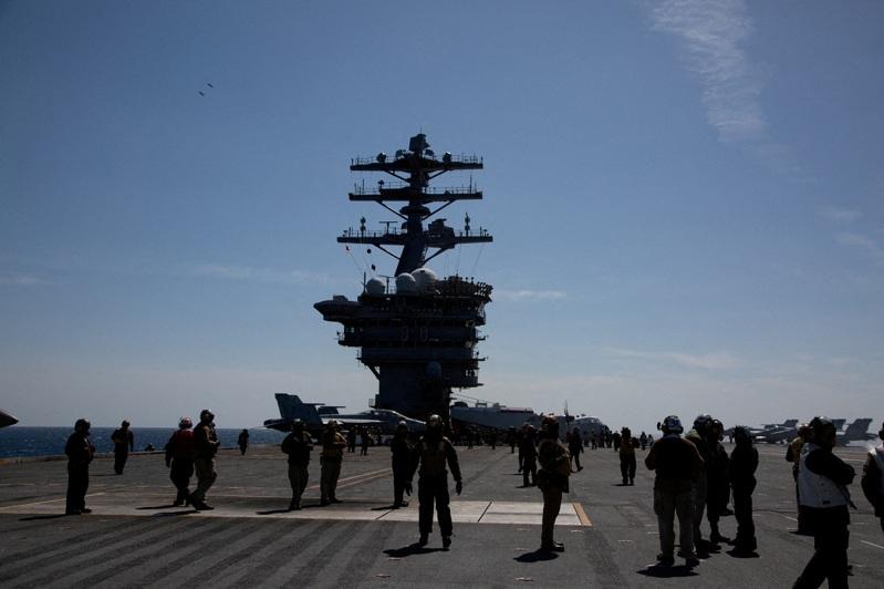 美军已调动航空母舰尼米兹号(图)前往中东,因应以色列与伊朗的持续冲突。(路透数据照)