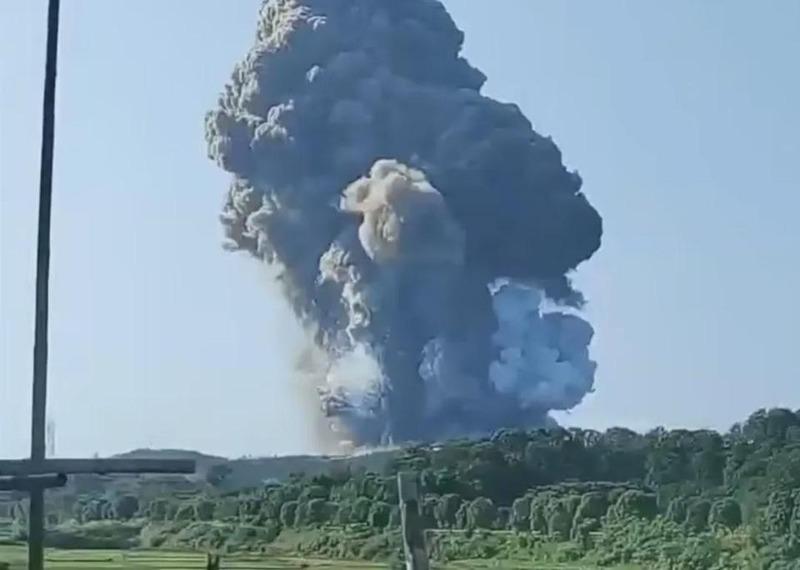 湖南常德临澧县一间烟花鞭炮厂16日上午发生爆炸，现场窜出「蘑菇云」。（视频截屏）
