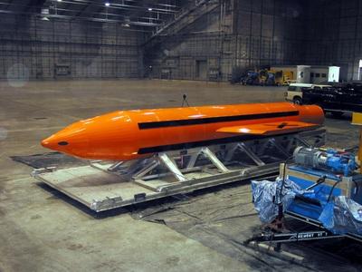 一枚巨型钻地弹2003年3月11日于佛罗里达州的艾格林空军基地的武器中心,准备进行测试。(取材自美国国防部)