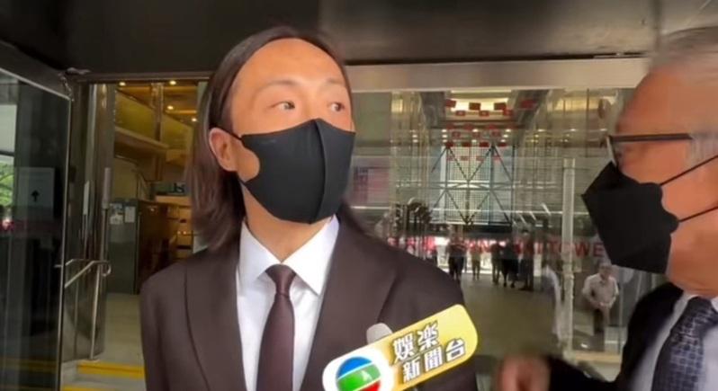 郑中基在爸爸郑东汉陪同下现身家事法庭。(摘自微博)