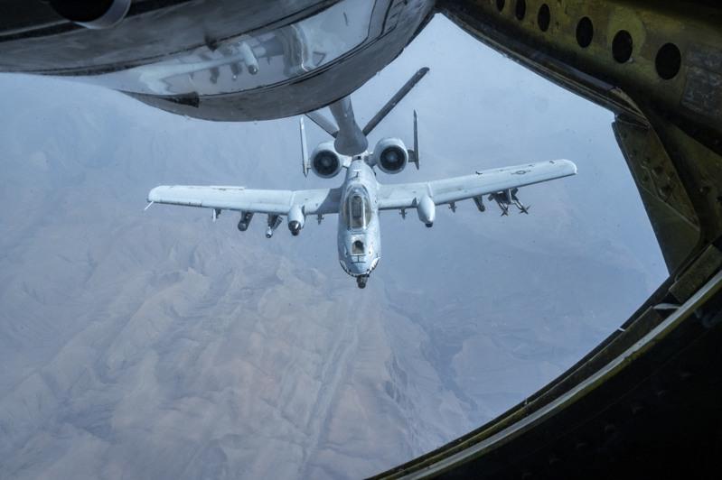 A-10「雷霆 II」攻击机 2023 年 7 月 21 日在荷莫兹海峡附近空中自 KC-135 加油机供油。市场关切美国可能投入打击伊朗。(美联社)