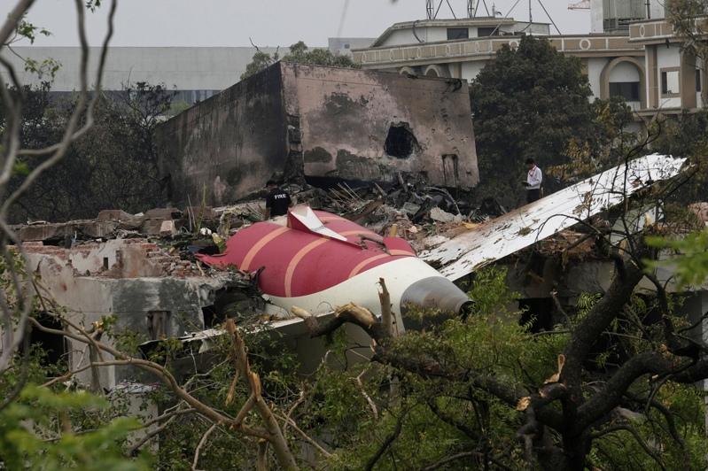 印度航空171号班机在阿默达巴德机场附近居民区坠毁后的残骸照片,摄于13日。数据照片。(美联社)