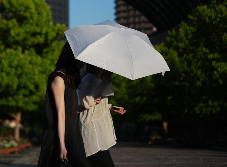 日本全国今天气温持续上升,图为东京街头行人。(新华社)