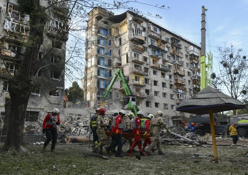当局表示,28名死者中,有23人在这栋建筑物内丧命,其余5人则是在市区其他地方遇难。(欧新社)