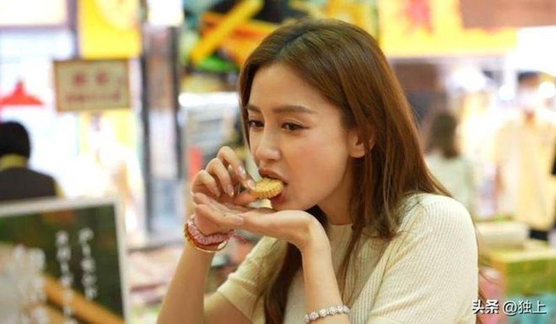 Angelababy为澳门网红小吃店拍摄宣传影片。(取材自微博)