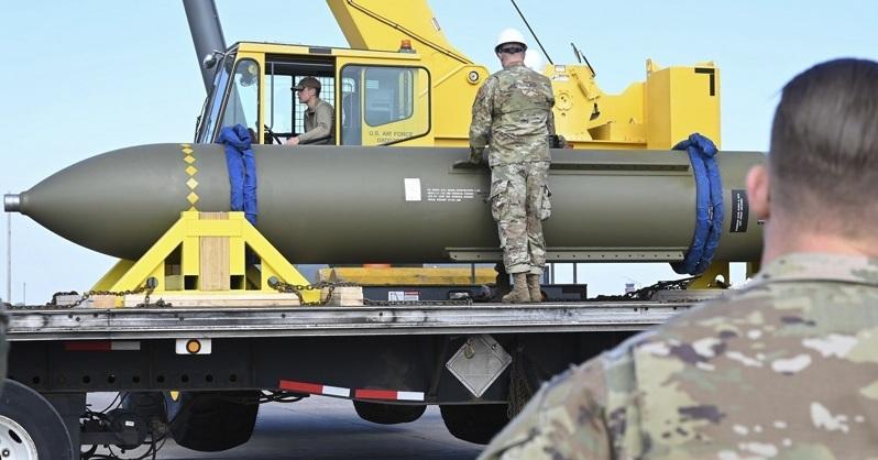 美国空军士兵在密苏里州怀特曼空军基地查看一枚GBU-57巨型钻地炸弹,摄于2023年5月。数据照片。(美联社)