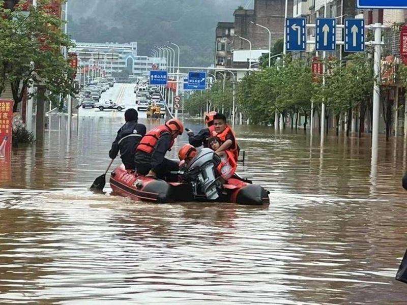 台风「蝴蝶」过后,广东、广西、福建多地遭遇连日暴雨,珠江上游绥江水位急涨,17日晚间洪峰过境肇庆怀集县时逼近历史最高水位,黄色洪水漫河堤,低洼城区水浸近一层楼高。(取材自肇庆市融媒体中心)