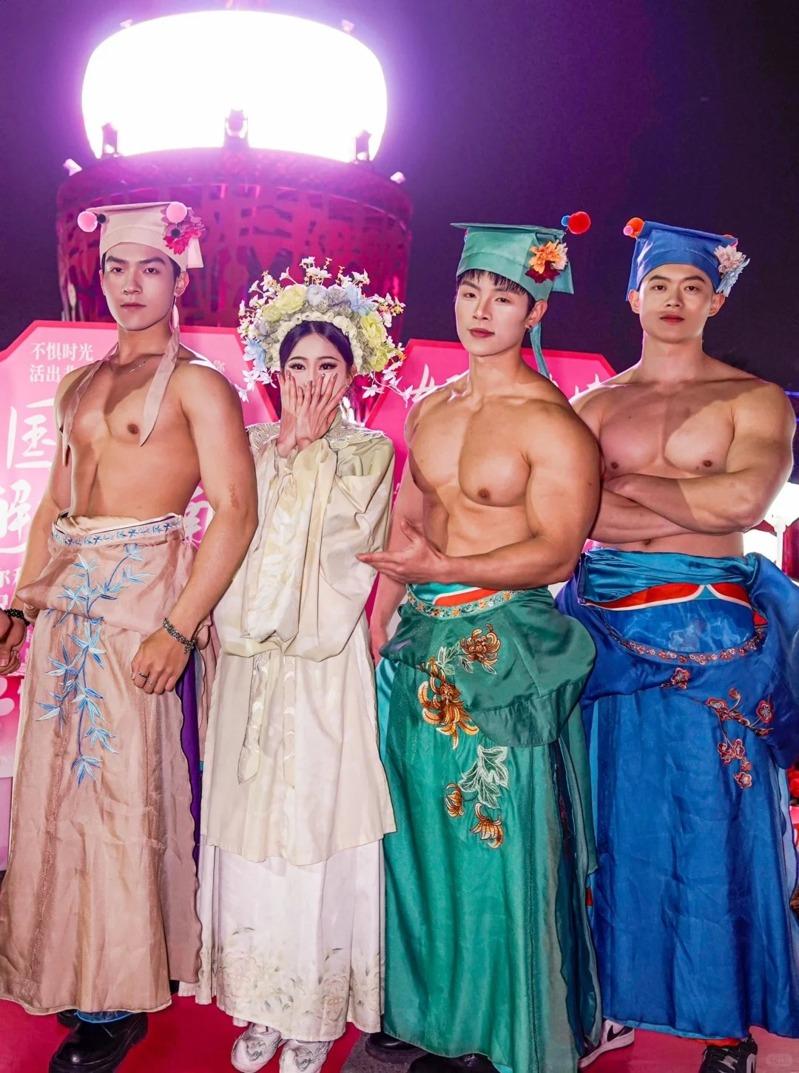 近年来景区NPC的肌肉男变多了。(取材自小红书)