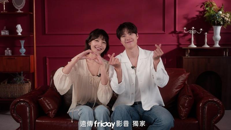 秀英(左)和孔明演出「拜托戒酒吧」,和台湾粉丝打招呼。图/friDay影音提供