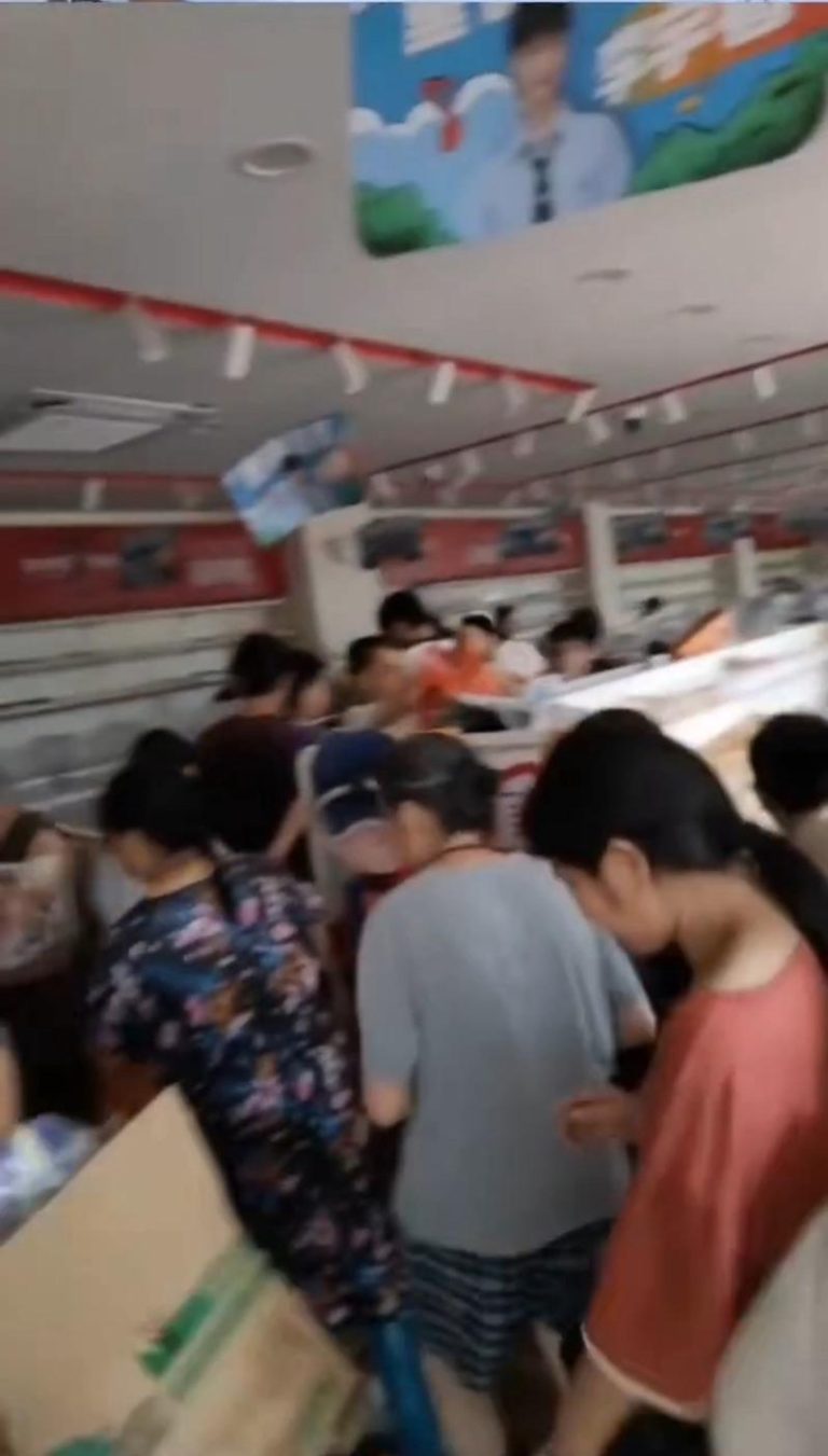 广东怀集洪灾，一家零食店控诉遭遇民众「零元购」。（视频截屏）