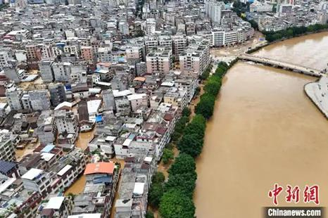 6月19日,广东省肇庆市怀集县受灾区域洪水消退,街道淤泥堆积。(中新社航拍)