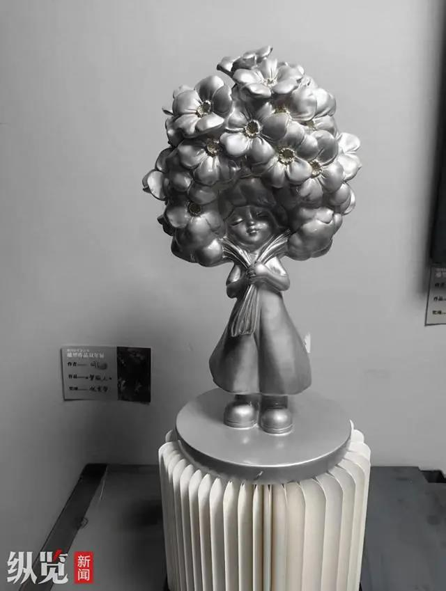 闫姓作者在「黑龙江省雕塑作品双年展」中的获奖作品「梦旅人」,被控抄袭淘宝商品。(取材自纵览新闻)