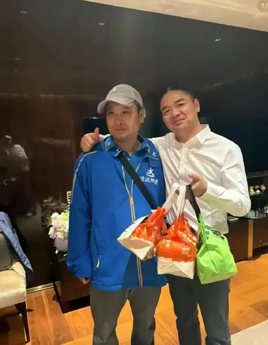 网传刘强东点外卖,豪气打赏1000元小费,一手搂着骑手亲切骑手合影。(取材自金融界)