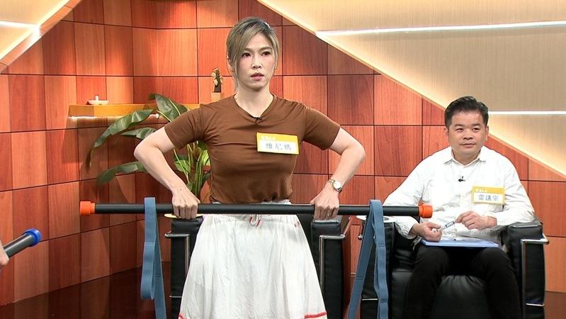 四宝妈维尼现场学习拉伸运动,改善脊椎侧弯状况。图/年代提供