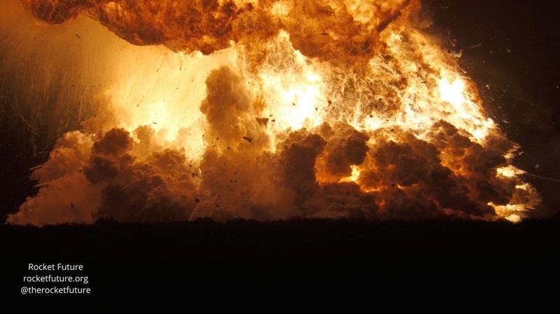 SpaceX公司的星舰太空船在例行测试时发生爆炸，火球冲上夜空，马斯克的火星计划再遭挫折。(路透)