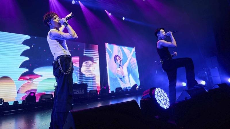 ØZI(左)惊喜为朴载范站台。图/Live Nation Taiwan提供