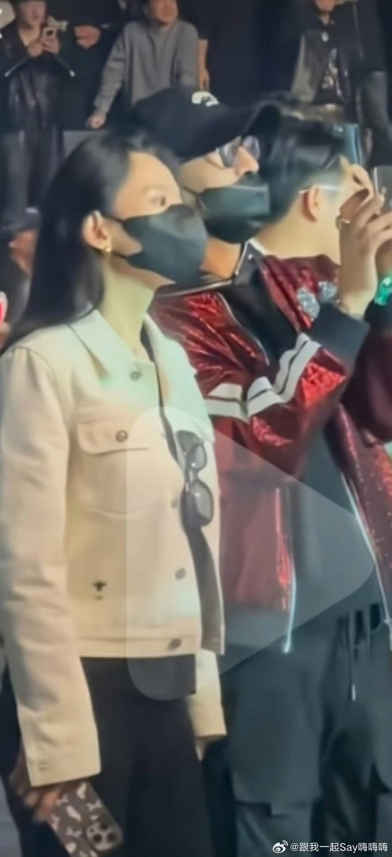 汪峰牵了宁静的手。（取材自微博）