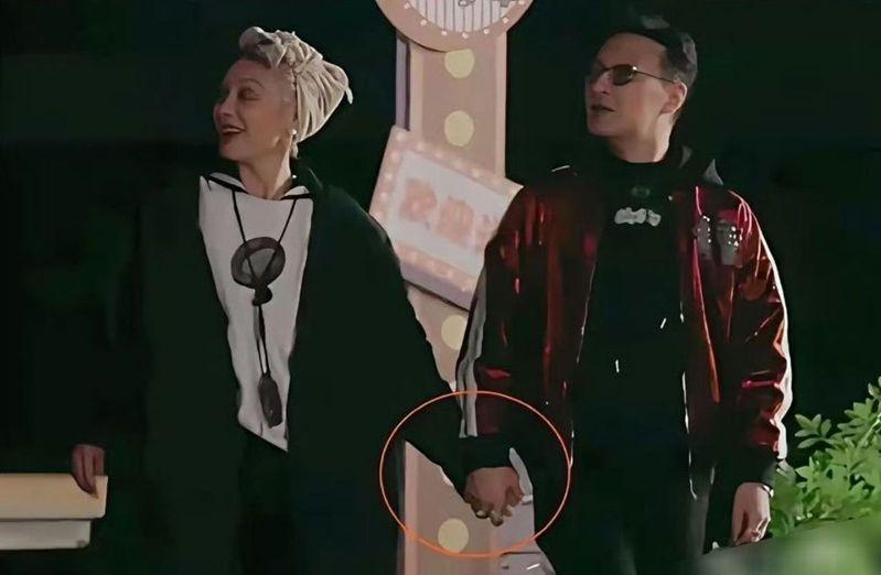 汪峰牵了宁静的手。(取材自微博)