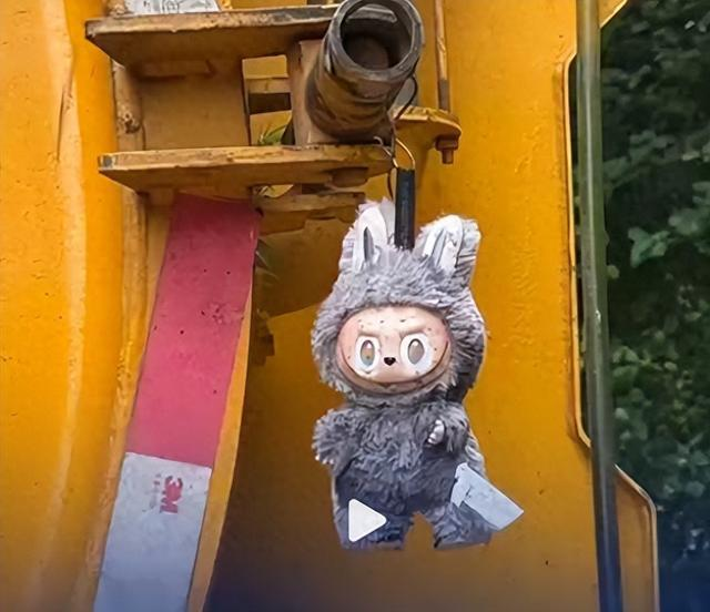 吸粪车车尾挂着一只灰色Labubu隐藏款。(取材自正在新闻)