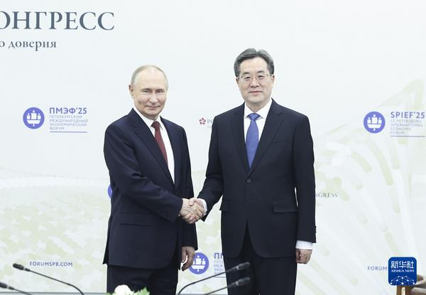 中共中央政治局常委、中国国务院副总理丁薛祥(右)于当地时间20日,在圣彼得堡会见俄罗斯总统普亭。(取自中国外交部)