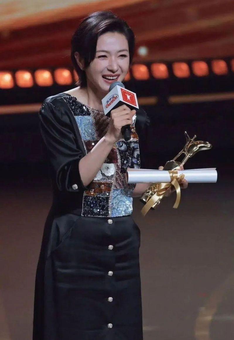 万茜获「金爵奖」最佳女演员奖。(取材自微博)