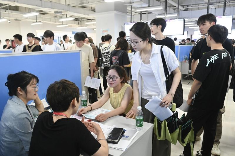 中国经济承压,青年失业率仍处高位,不少城市出现了专门的「假装上班」公司。图为安徽省合肥市人力资源市场18日举行招聘会。(中新社)