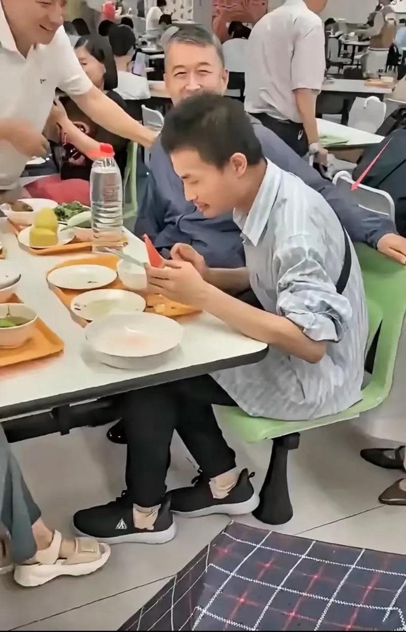 韦东奕在食堂用餐被人强行合影。(视频截屏)