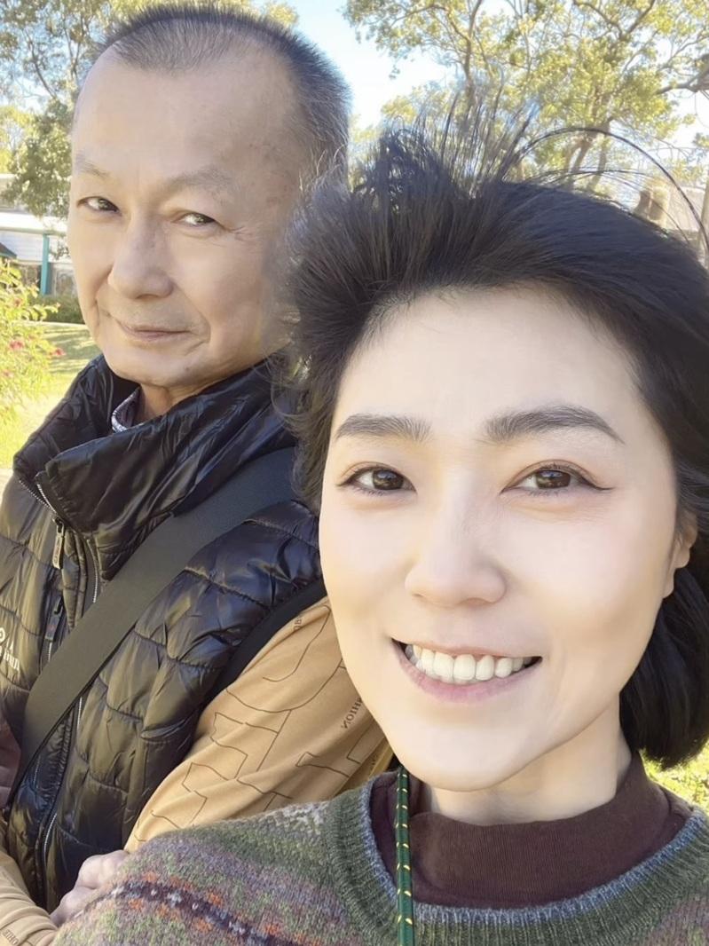 曹雅雯(右)忍痛送别过世的爸爸。图／摘自IG