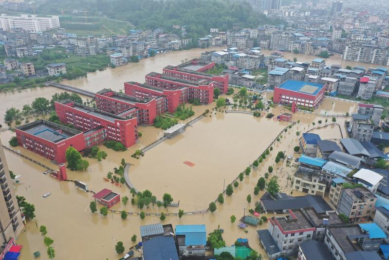 中国南方地区连日遭遇强降雨,湖南已有超过40万人受灾,中国水利部启动洪水防御四级应急方案。图为湖南省湘西土家族苗族自治州龙山县城近日被淹的学校。 (新华社)