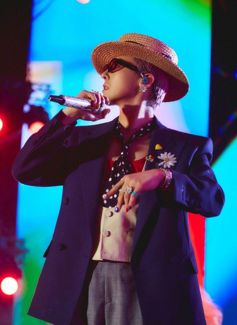 韩流天王G-Dragon 在越南举办演唱会,没想到遇到狂粉。(取材自微博)