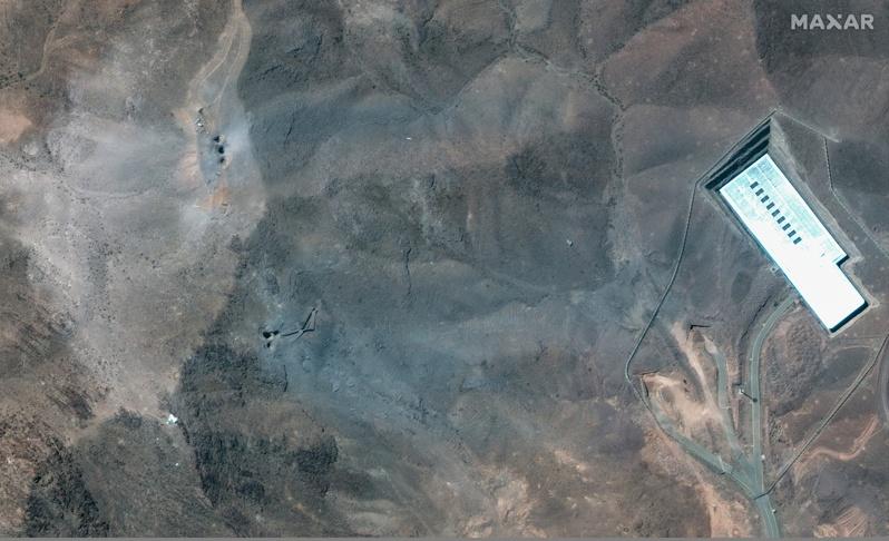 美国太空科技公司马萨尔科技22日的卫星影像显示,美国空袭后,伊朗福尔多地下铀浓缩设施所在的山脊可见坑洞。(欧新社)