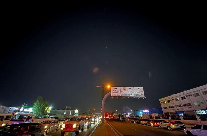 图为23日卡塔尔乌代德空军基地附近的夜空。路透