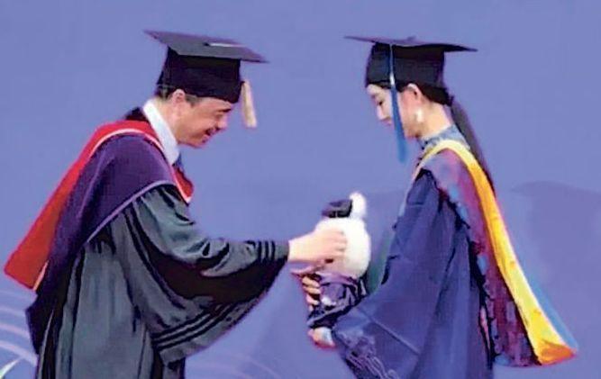 北京清华大学近日举行毕业典礼，不只一名毕业生手持穿着学袍的Labubu登台要求一起拨穗。(影片截屏)