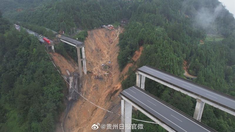 贵州持续降雨,央视新闻指出,24日上午7时40分许,G76厦蓉高速格都线广西至贵州都匀方向K1264处(贵州省三都县境内)猴子河特大桥,因持续强降雨诱发山体滑坡(土石流),导致引桥发生垮塌。官方通报,目前现场暂无人员伤亡,事件相关原因调查正持续进行当中。(取材自贵州日报微博)
