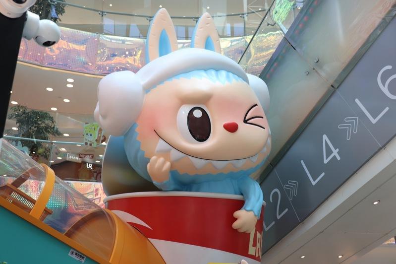 北京一家位于商业闹区的百货公司设立的Labubu快闪店。图为巨型公仔。(中央社)